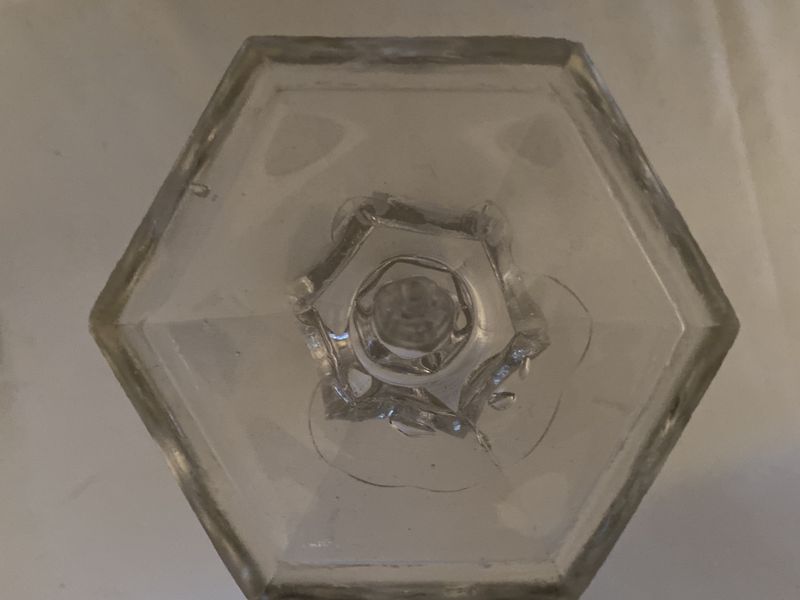 Et par lysestaker i pressglass