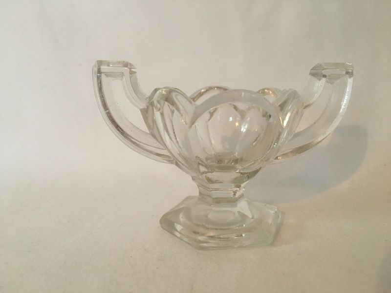 Saltkar,Pressglass med elegante hanker