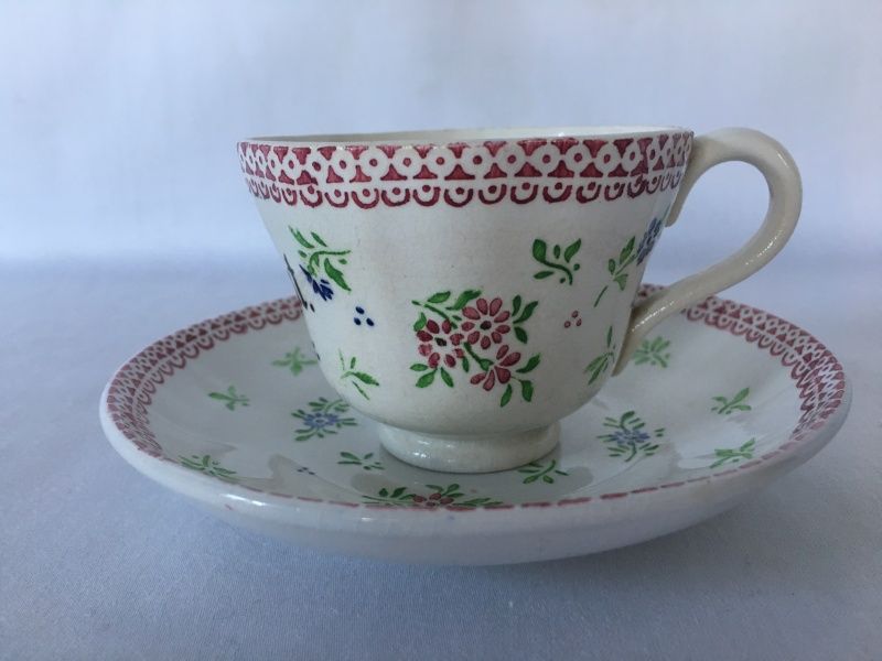Kopp og skål med strøblomster