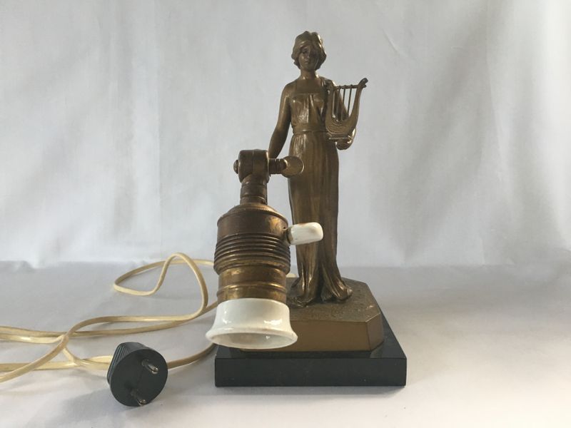 Pianolampe, klassiserende dame med lyre