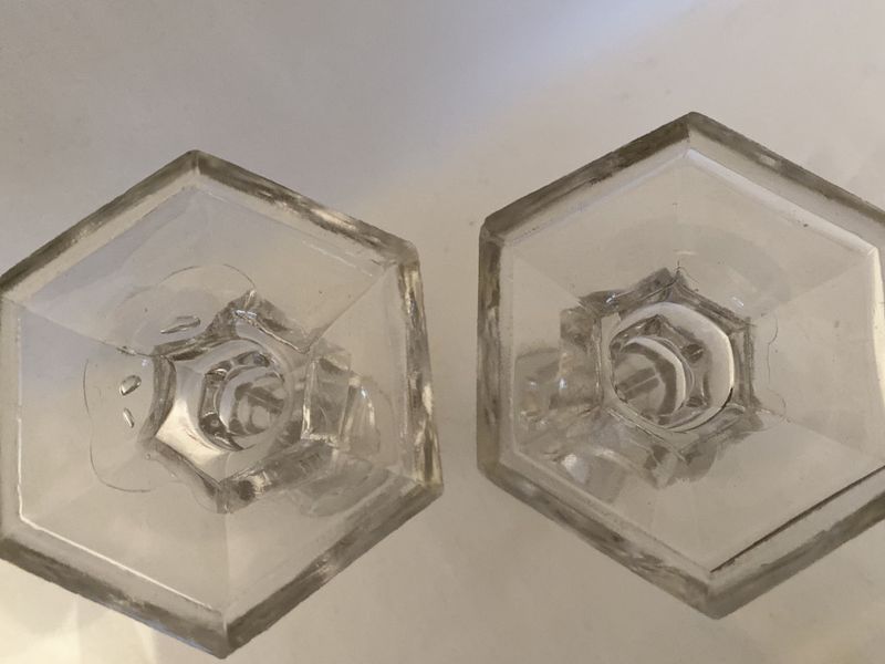 Et par lysestaker i pressglass
