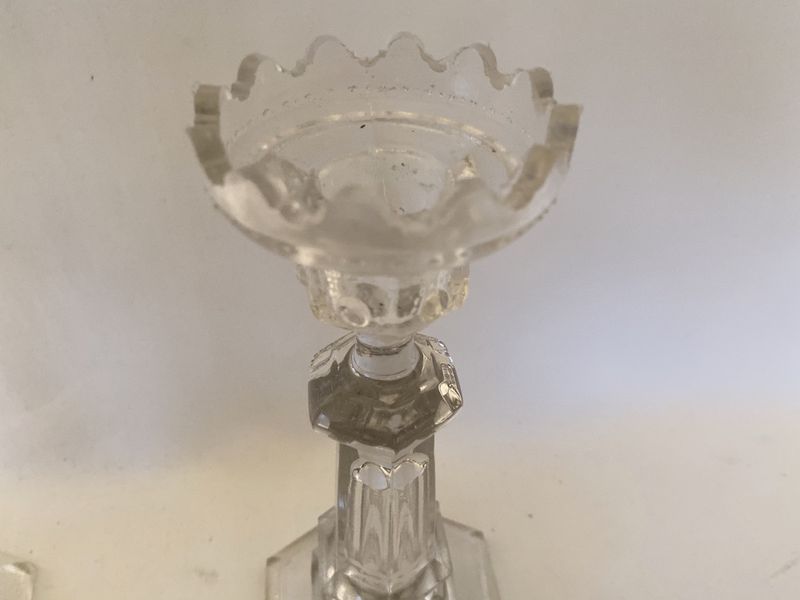 Et par lysestaker i pressglass