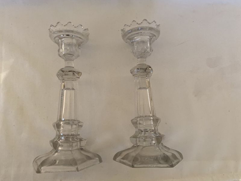 Et par lysestaker i pressglass
